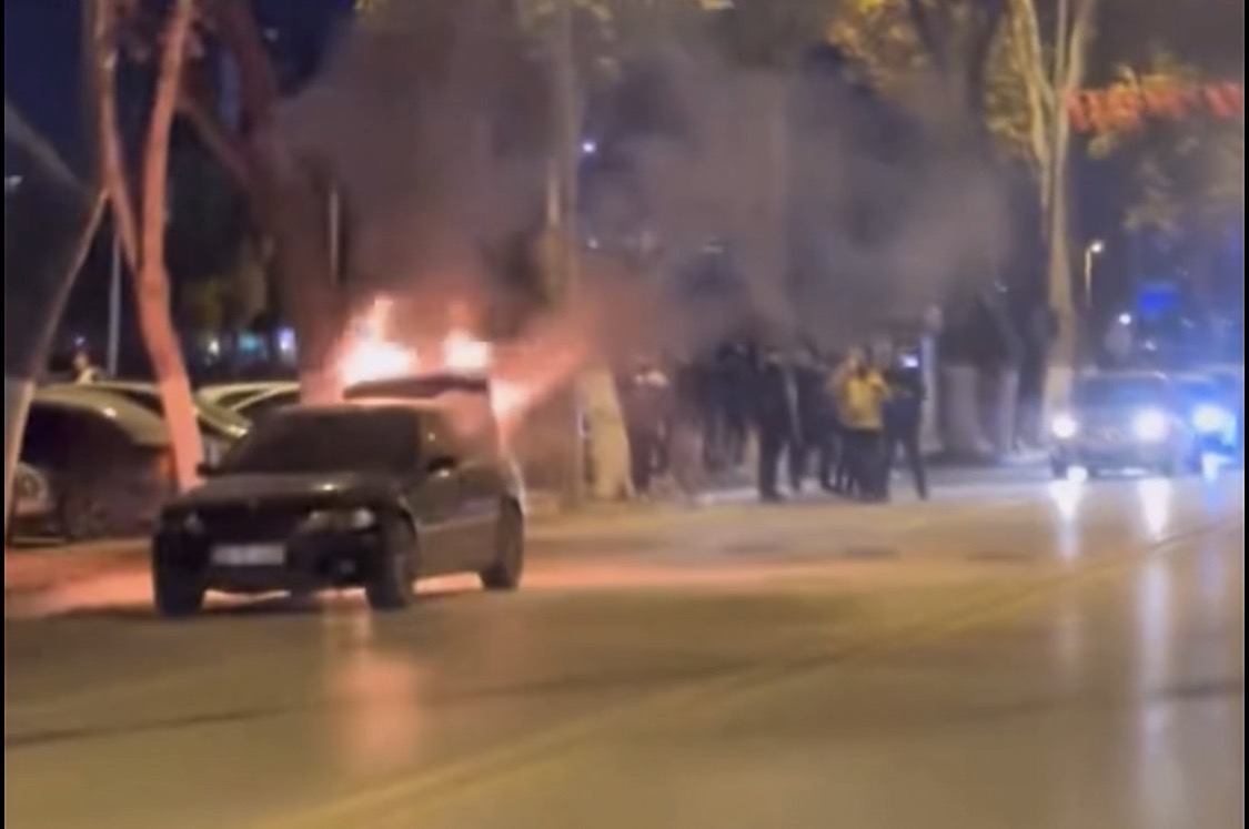 Malatya'da İnönü Caddesi üzerinde seyir halindeki bir araçta çıkan yangın,