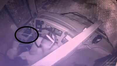 Trafikte tartıştığı belediye otobüsü şoförüne sinirlenen maganda, içerisinde yolcuların bulunduğu