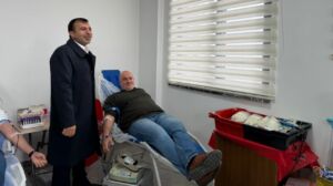 Pütürge Belediye Başkanı Mikail Sülük, Kızılay'ın ilçede düzenlediği kan bağışı
