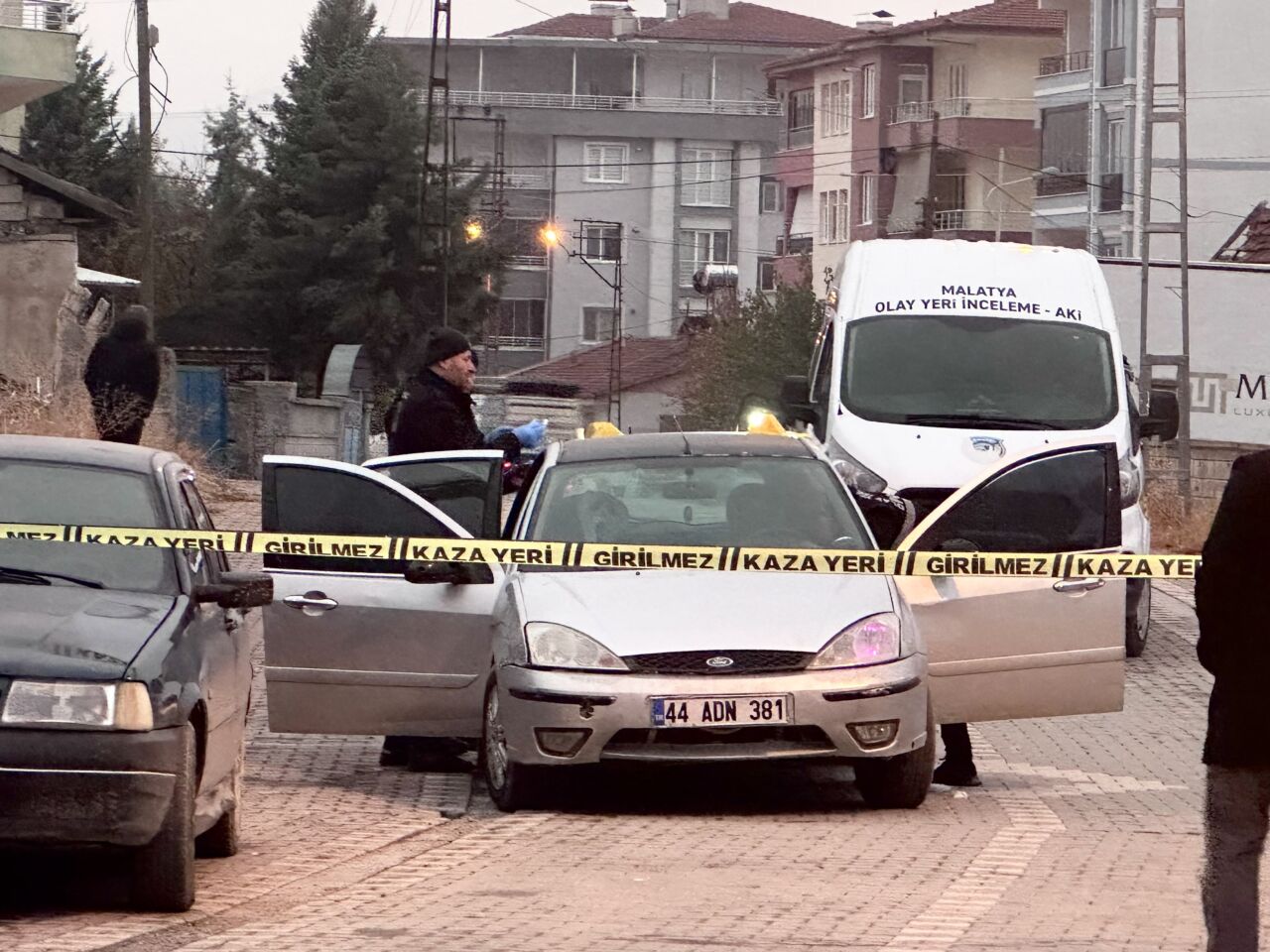 Yeşilyurt ilçesi Seyran Mahallesi'nde sabaha karşı bir araç içinde çıkan