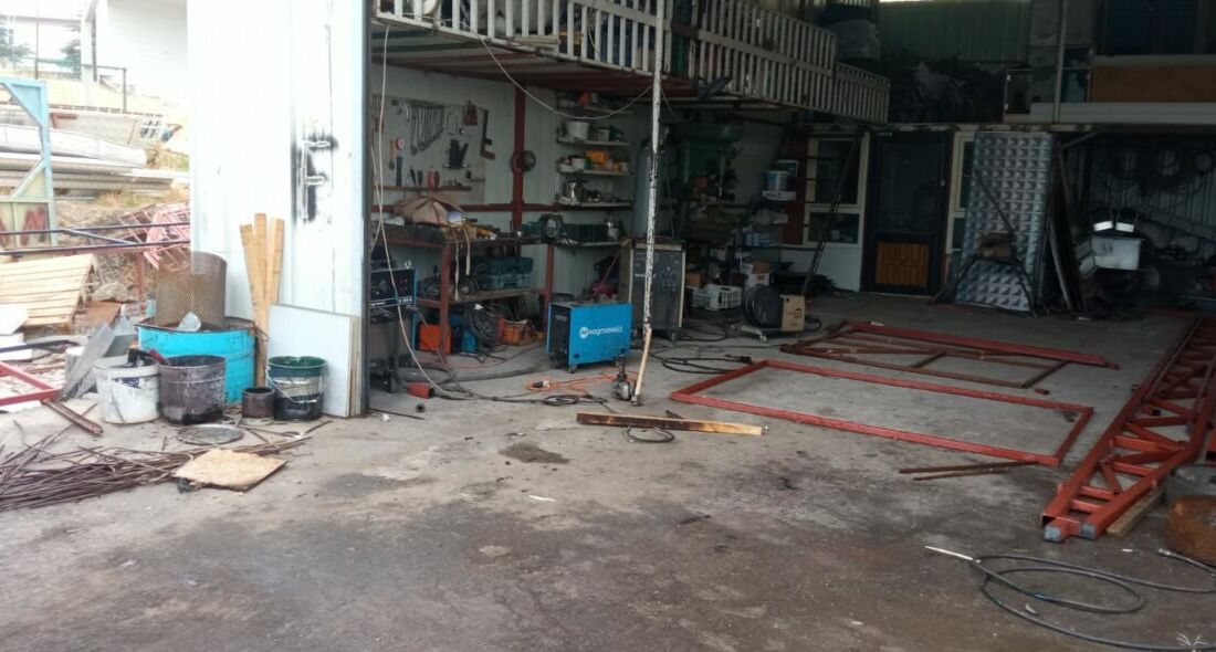Malatya Meydanbaşı'ndaki demir doğrama atölyesinde sobayı tiner dökerek tutuşturmaya çalışan