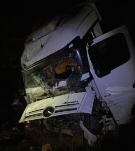 Malatya-Adıyaman Karayolu, Doğanşehir Erkenek mevkiinde direksiyon hakimiyetini kaybeden tır sürücüsü