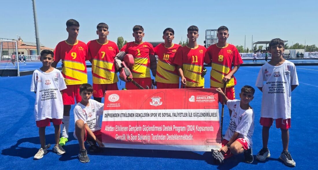 Malatya Hokey Takımı'ndan Eray Kaya, Hüseyin Gezginci ve Arda Koçak,