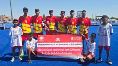 Malatya Hokey Takımı'ndan Eray Kaya, Hüseyin Gezginci ve Arda Koçak,