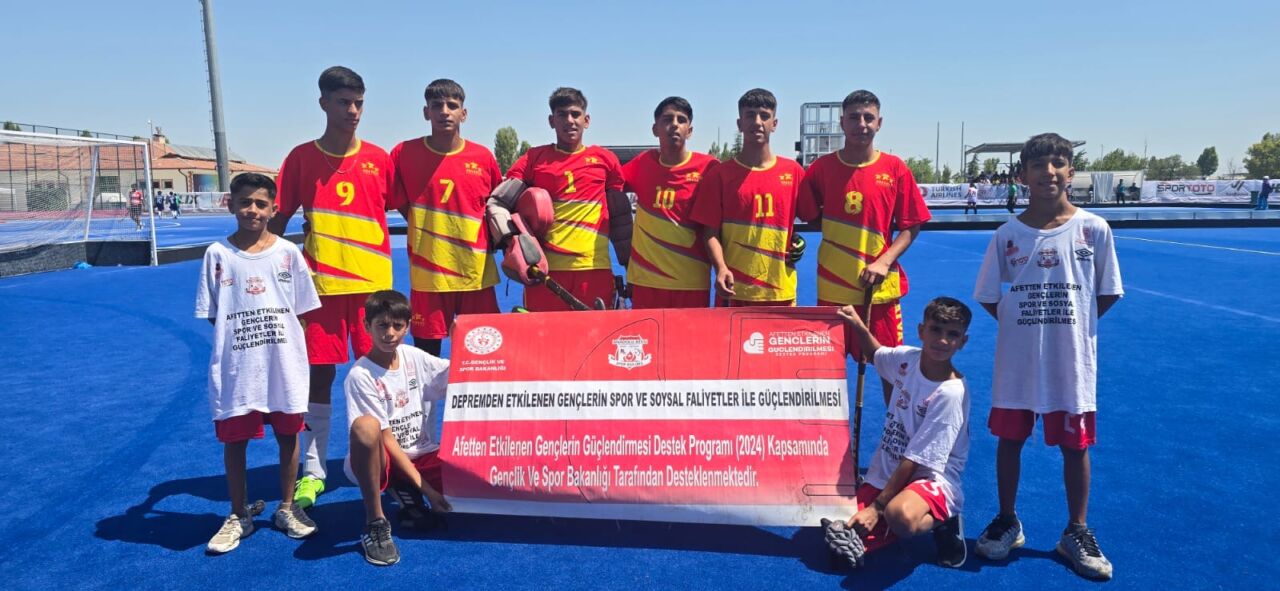 Malatya Hokey Takımı'ndan Eray Kaya, Hüseyin Gezginci ve Arda Koçak,