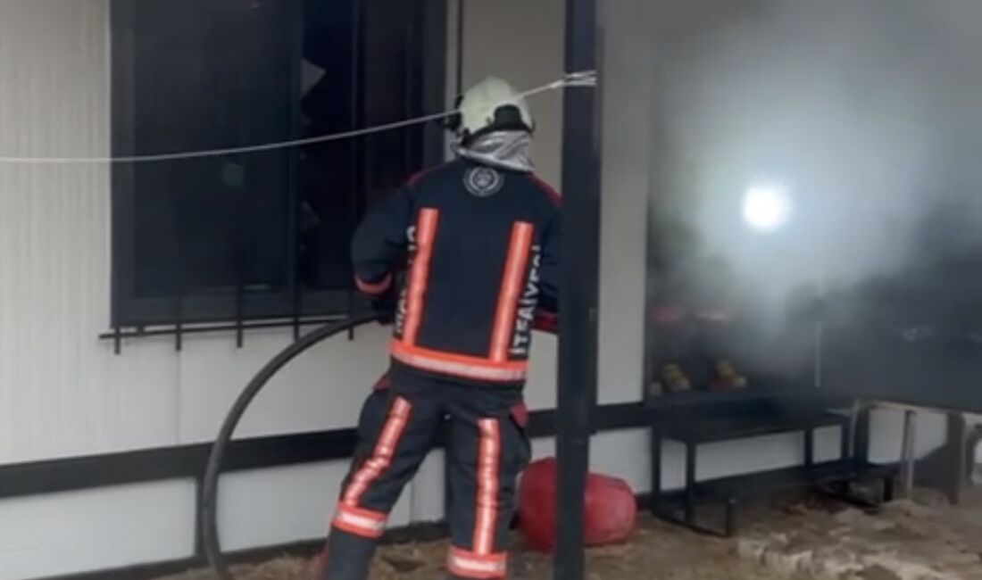 Malatya'nın Gazi Mahallesi'nde bahçe içerisindeki bir konteynerde çıkan yangın, itfaiyenin