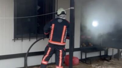 Malatya'nın Gazi Mahallesi'nde bahçe içerisindeki bir konteynerde çıkan yangın, itfaiyenin