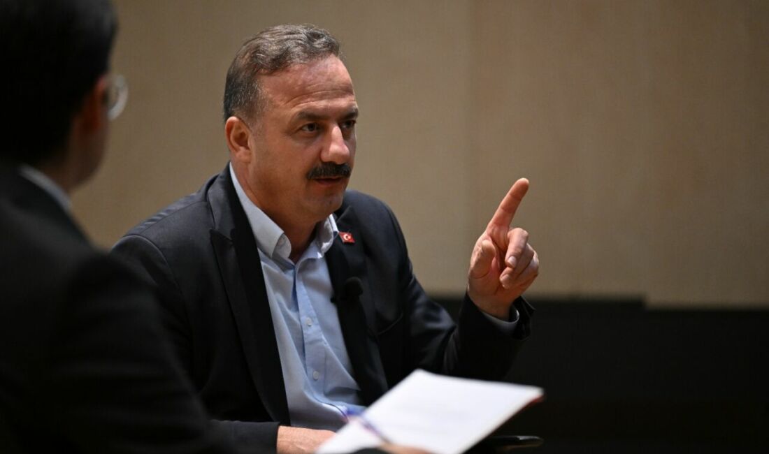 Anahtar Parti Genel Başkanı Yavuz Ağıralioğlu, İstanbul'da öğrencilerle bir araya