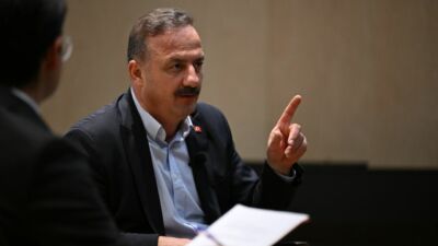 Anahtar Parti Genel Başkanı Yavuz Ağıralioğlu, İstanbul'da öğrencilerle bir araya