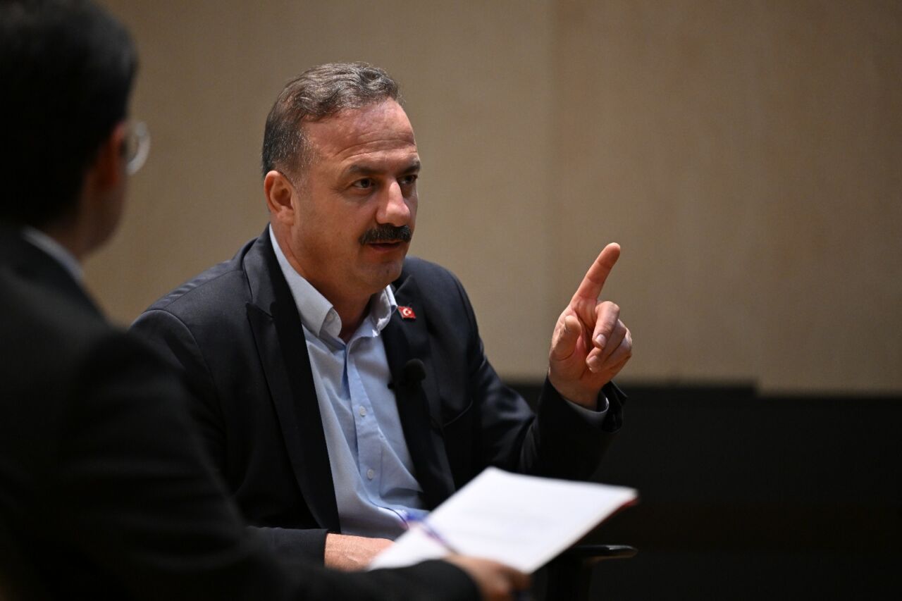 Anahtar Parti Genel Başkanı Yavuz Ağıralioğlu, İstanbul'da öğrencilerle bir araya