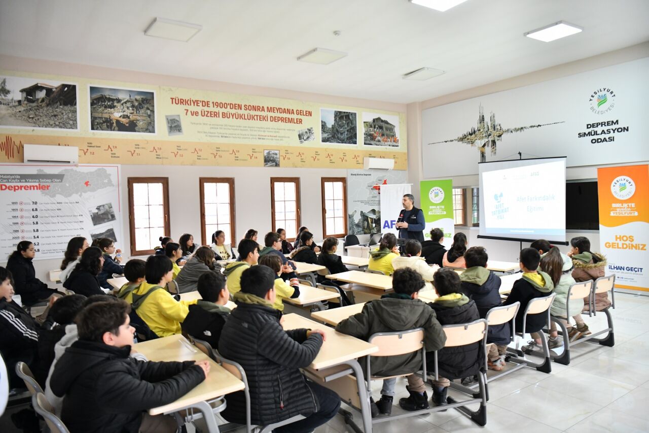 Yeşilyurt Belediyesi, afetlere karşı bilinçli ve hazırlıklı bireyler yetiştirmek amacıyla