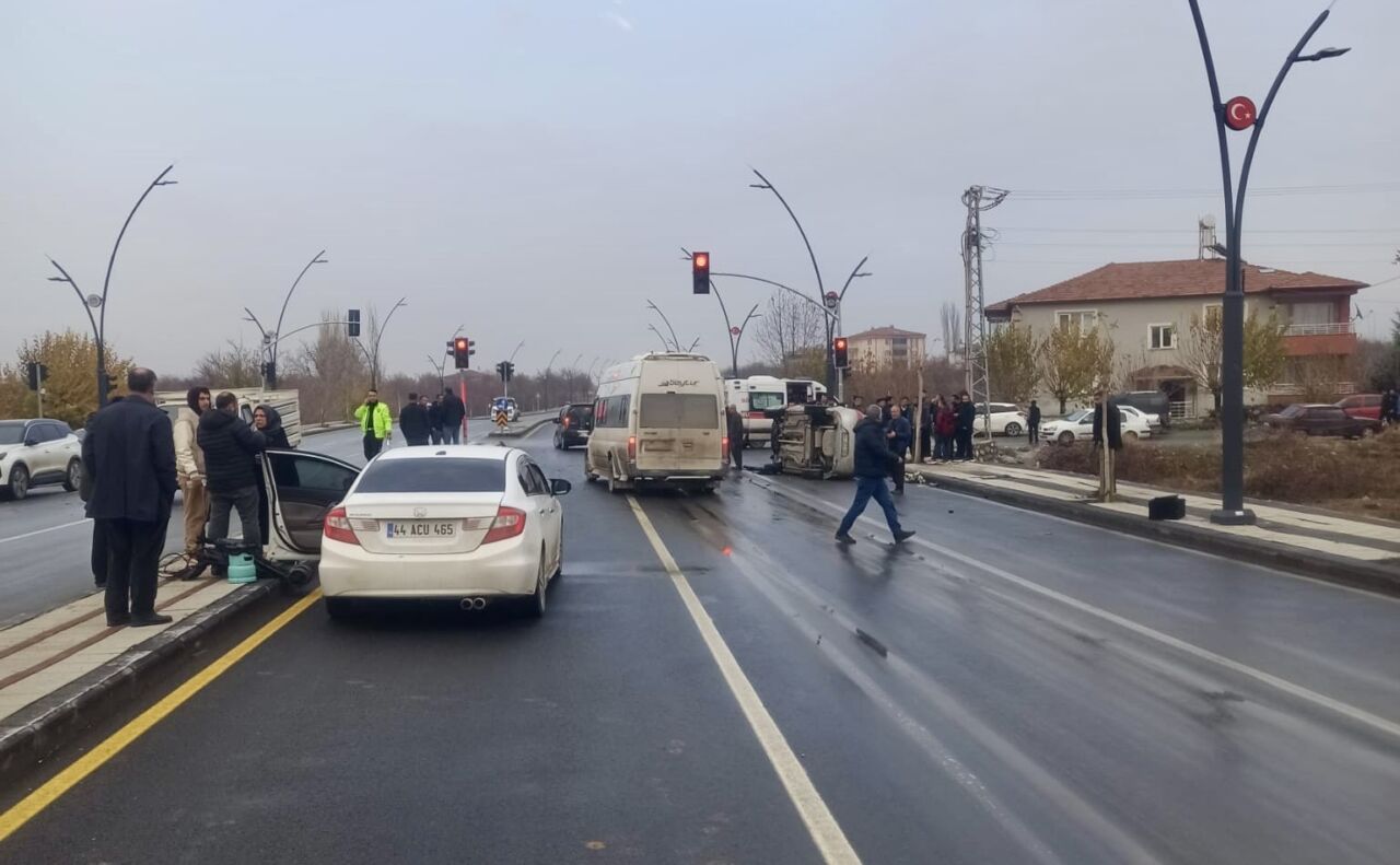 Malatya Yeşilyurt Topsöğüt Mahallesi'nde ehliyetsiz bir sürücünün kırmızı ışık ihlali