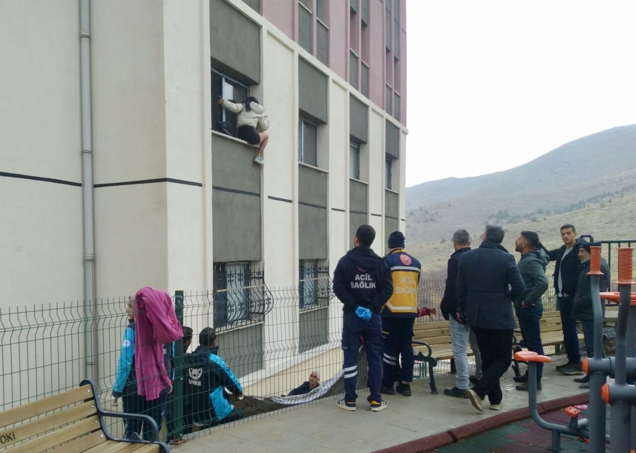 Malatya Battalgazi'de, hakkında arama kararı bulunan 21 yaşındaki R.D., jandarmayı