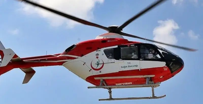 Darende’de Kalp Krizi Geçiren Kadın Helikopterle Malatya’ya Sevk Edildi Malatya’nın Darende ilçesinde kalp krizi geçiren 77 yaşındaki F.Y., Darende