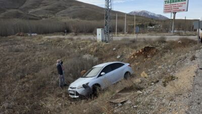 Doğanşehir’de Otomobil Şarampole Uçtu: 2 Yaralı Malatya’nın Doğanşehir ilçesinde kontrolden çıkan otomobilin şarampole yuvarlanması sonucu meydana