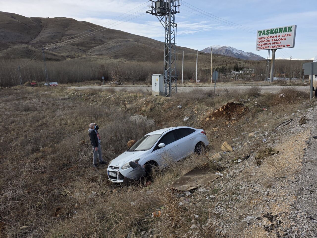 Malatya’nın Doğanşehir ilçesinde kontrolden çıkan otomobilin şarampole yuvarlanması sonucu meydana