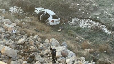 Malatya’da sabah saatlerinde gizli buzlanma nedeniyle kontrolden çıkan otomobil, köprü