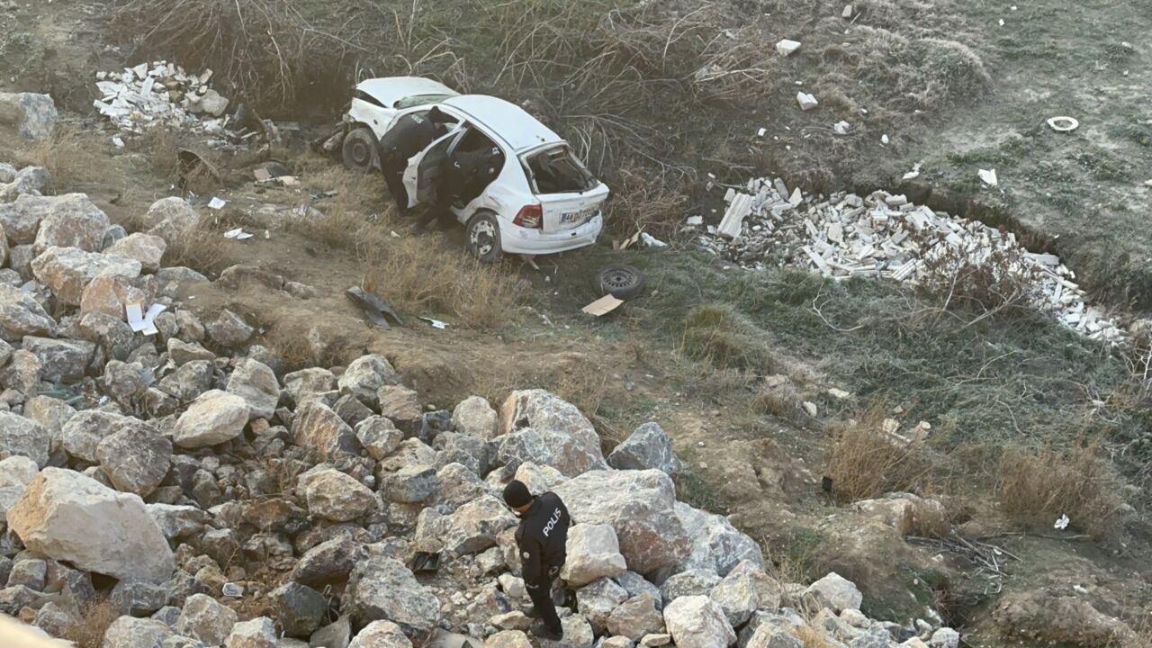 Malatya’da sabah saatlerinde gizli buzlanma nedeniyle kontrolden çıkan otomobil, köprü
