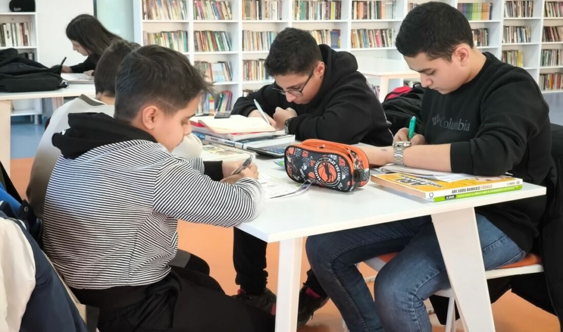 Yeşilyurt Belediyesi tarafından ilçeye kazandırılan Çilesiz Kütüphanesi, modern mimarisi, zengin