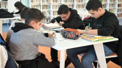 Yeşilyurt Belediyesi tarafından ilçeye kazandırılan Çilesiz Kütüphanesi, modern mimarisi, zengin