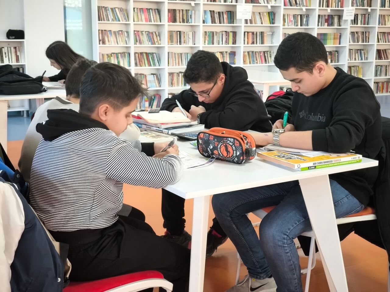 Yeşilyurt Belediyesi tarafından ilçeye kazandırılan Çilesiz Kütüphanesi, modern mimarisi, zengin
