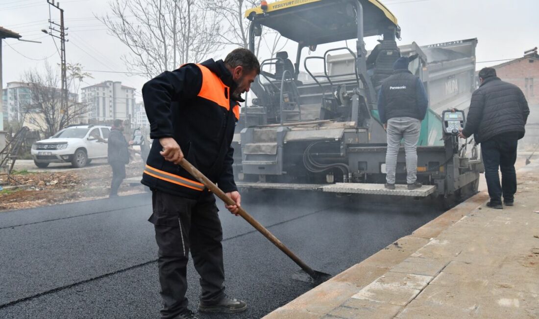 Yeşilyurt Belediyesi, ilçenin en yoğun nüfusuna ve ticari hareketliliğine sahip