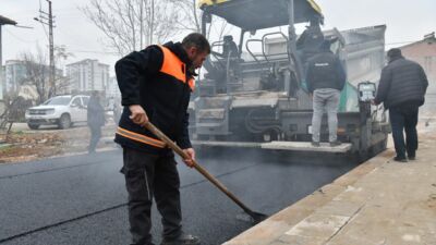 Yeşilyurt Belediyesi, ilçenin en yoğun nüfusuna ve ticari hareketliliğine sahip