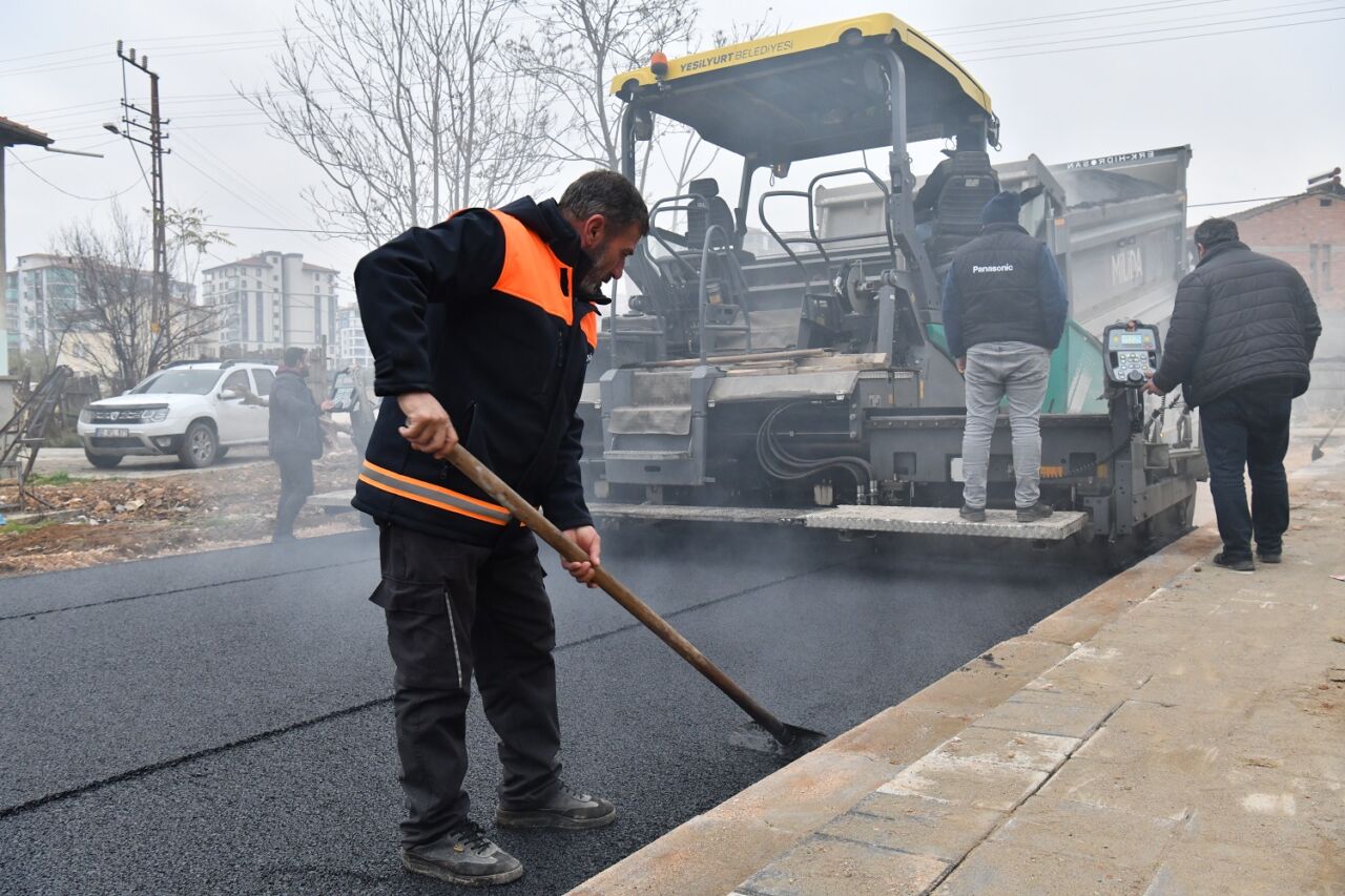 Yeşilyurt Belediyesi, ilçenin en yoğun nüfusuna ve ticari hareketliliğine sahip