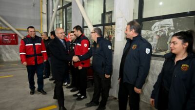 Başkan Er: Malatya Küllerinden Doğuyor İtfaiye Personeliyle Buluşan Büyükşehir Belediye Başkanı Sami Er, 6 Şubat