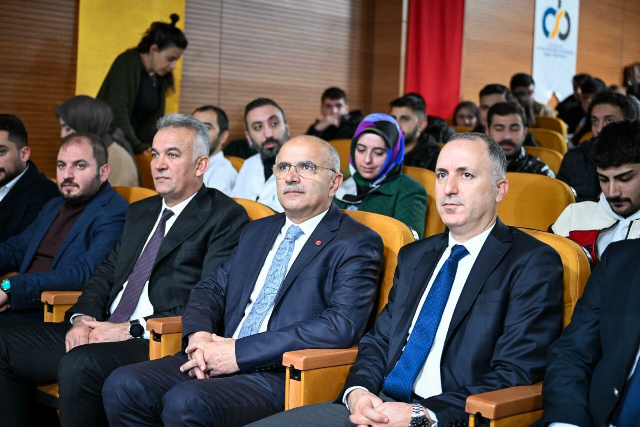 Malatya Büyükşehir Belediye Başkanı Sami Er, İnönü Üniversitesi öğrencileriyle buluştu.