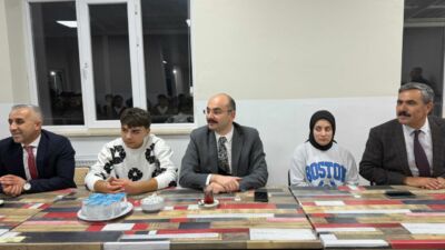 Doğanşehir Kaymakamı Ahmet Fatih Sungur’dan Fen Lisesi Pansiyonunda Öğrencilerle Buluşma Doğanşehir Kaymakamı Ahmet Fatih Sungur, Doğanşehir Fen Lisesi pansiyonunda kalan