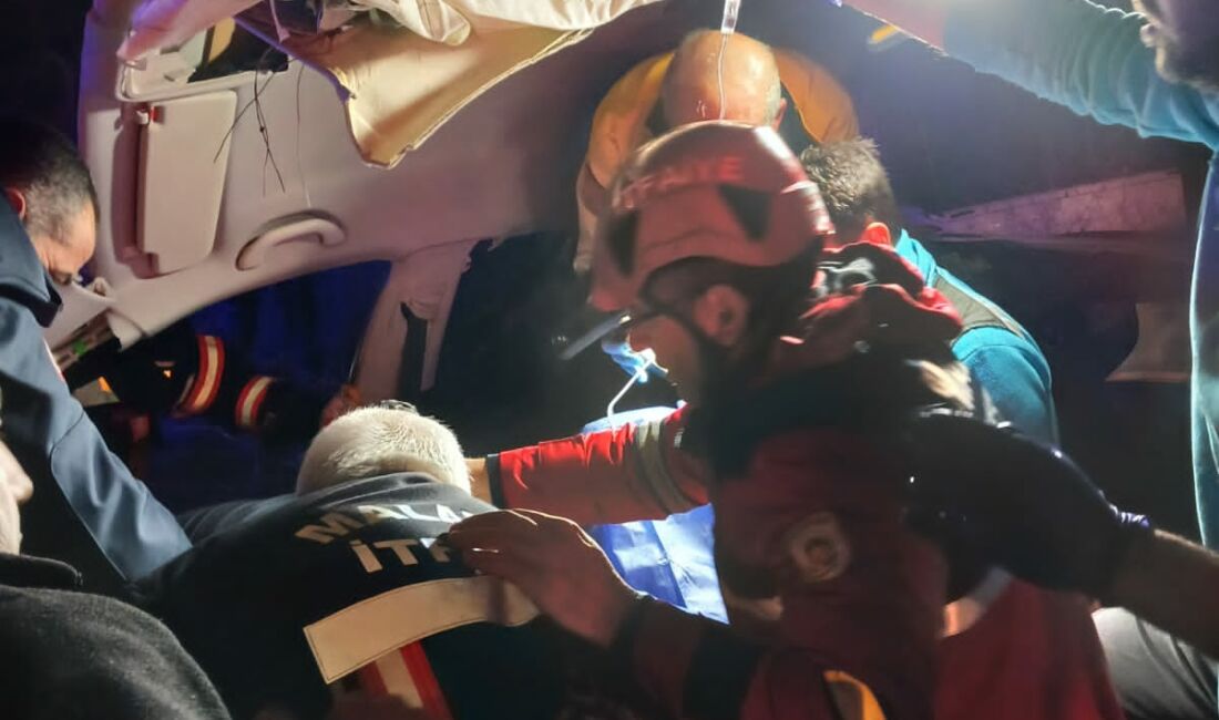 Malatya-Elazığ karayolunda kontrolden çıkan otomobilin trambüs direğine çarpması sonucu meydana