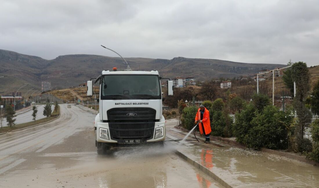 Battalgazi Belediyesi Temizlik İşleri ekipleri, şiddetli yağışların ardından Pınarbaşı Göleti