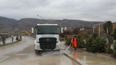 Battalgazi Belediyesi Temizlik İşleri ekipleri, şiddetli yağışların ardından Pınarbaşı Göleti