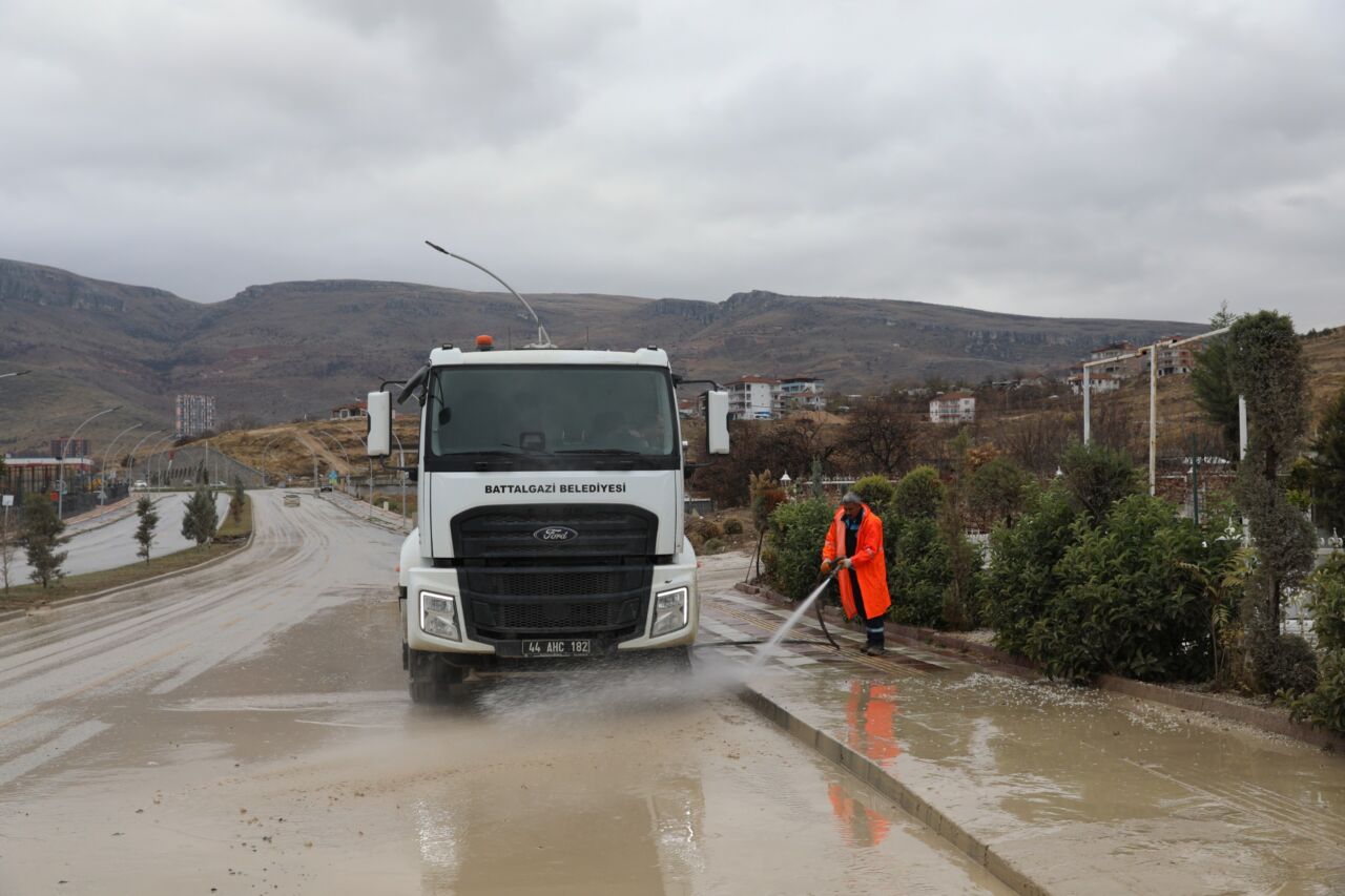 Battalgazi Belediyesi Temizlik İşleri ekipleri, şiddetli yağışların ardından Pınarbaşı Göleti