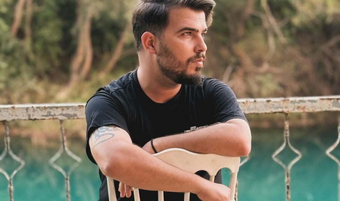 Genç sanatçı Cengiz Taşharman, geleneksel Türk müziği enstrümanlarını (bağlama, org,
