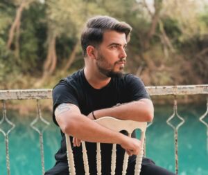 Genç sanatçı Cengiz Taşharman, geleneksel Türk müziği enstrümanlarını (bağlama, org,
