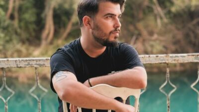 Genç sanatçı Cengiz Taşharman, geleneksel Türk müziği enstrümanlarını (bağlama, org,