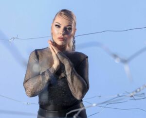 Türk müziğinin efsane ismi Kayahan’ın kızı Beste Açar, televizyon dünyasına