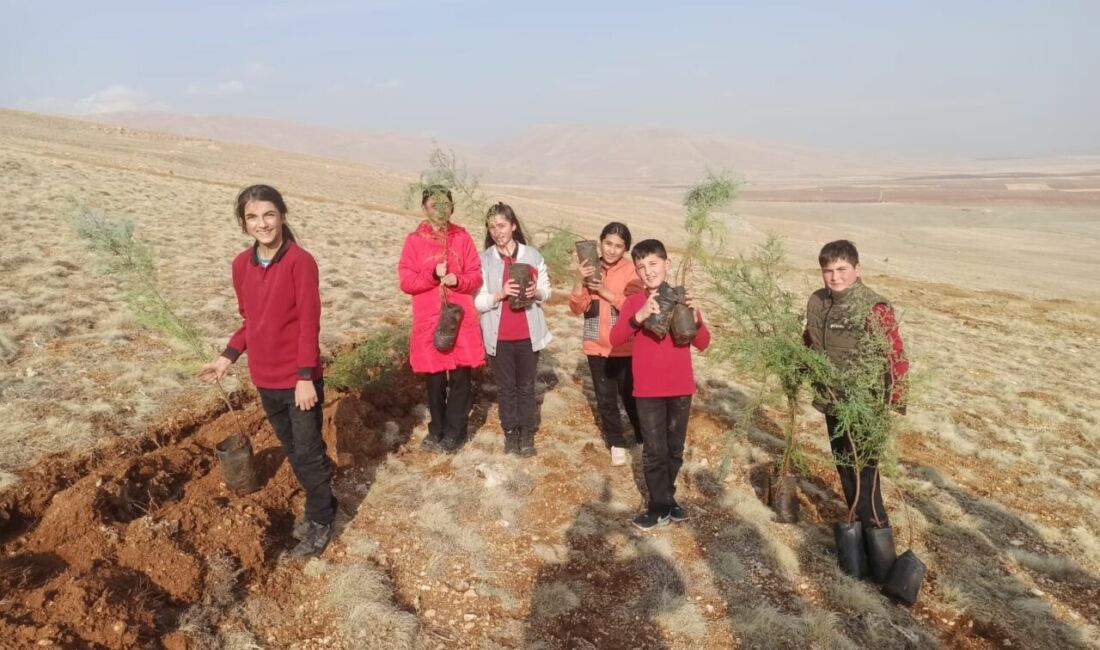 Darende Yeniköy Mahallesi'nde düzenlenen geniş katılımlı çevre seferberliği etkinliğinde, öğretmen,