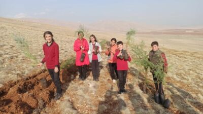 Yeniköy’de 3 Bin Fidan Toprakla Buluştu Darende Yeniköy Mahallesi'nde düzenlenen geniş katılımlı çevre seferberliği etkinliğinde, öğretmen,
