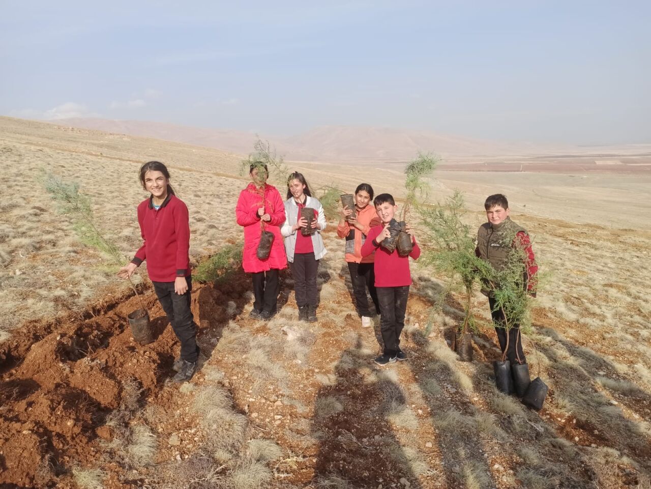 Darende Yeniköy Mahallesi'nde düzenlenen geniş katılımlı çevre seferberliği etkinliğinde, öğretmen,