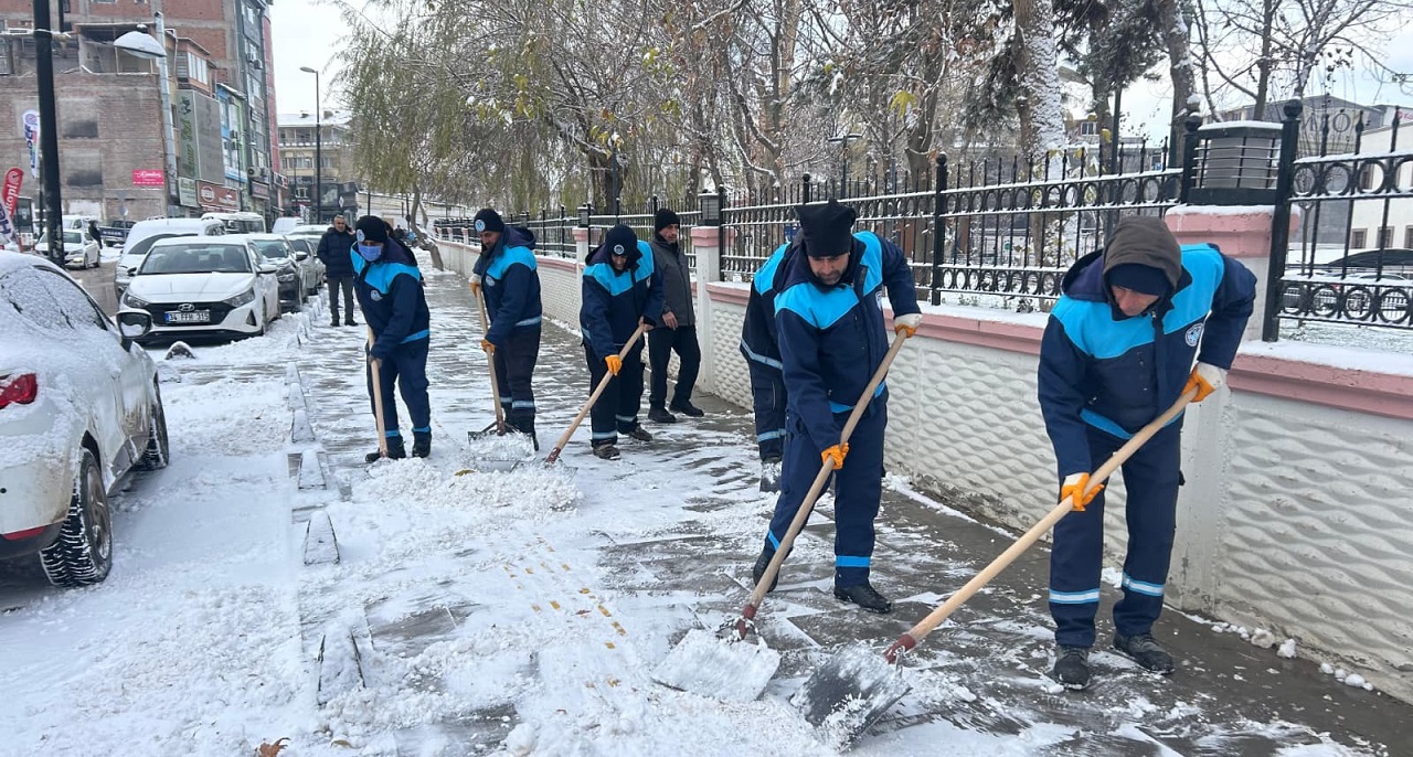Battalgazi Belediyesi, etkili olan kar yağışının ardından ilçe genelinde yol