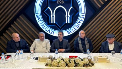 Battalgazi Belediye Başkanı Bayram Taşkın Muhtarlarla Bir Araya Geldi Battalgazi Belediye Başkanı Bayram Taşkın, Battalgazi Muhtarlar Derneği üyesi muhtarlarla