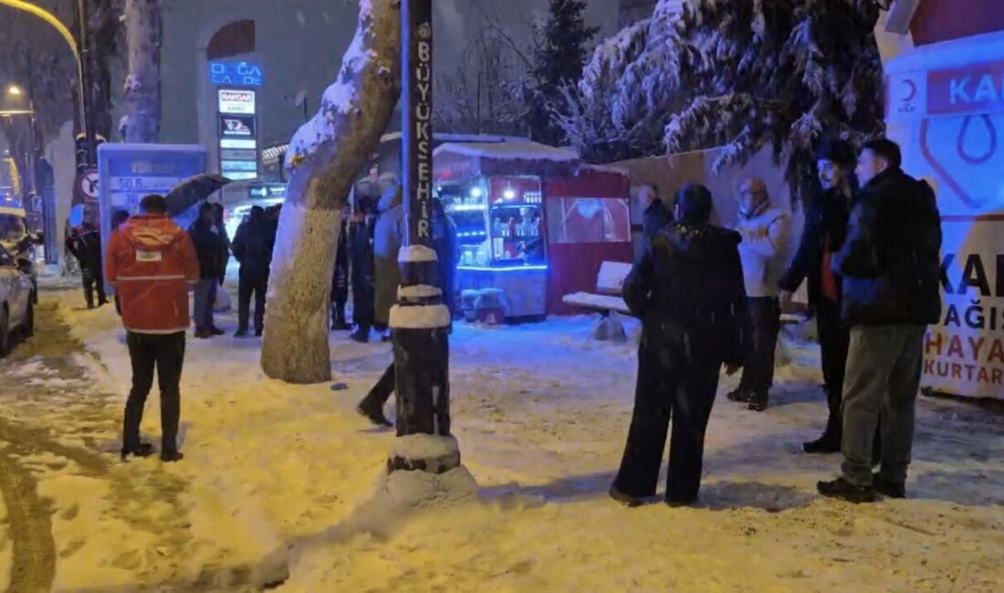 Malatya’nın İnönü Caddesi’nde seyyar satıcı önünde çıkan bıçaklı kavgada 1’i