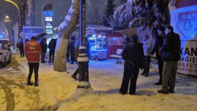 Malatya’nın İnönü Caddesi’nde seyyar satıcı önünde çıkan bıçaklı kavgada 1’i