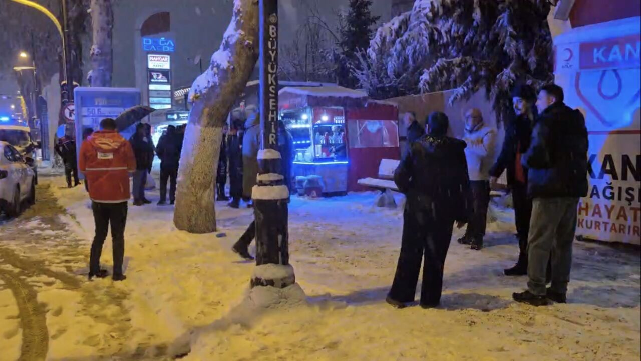Malatya’nın İnönü Caddesi’nde seyyar satıcı önünde çıkan bıçaklı kavgada 1’i