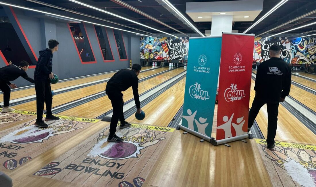 Malatya’da lise düzeyindeki okulların katılımıyla düzenlenen Okul Sporları Bowling İl