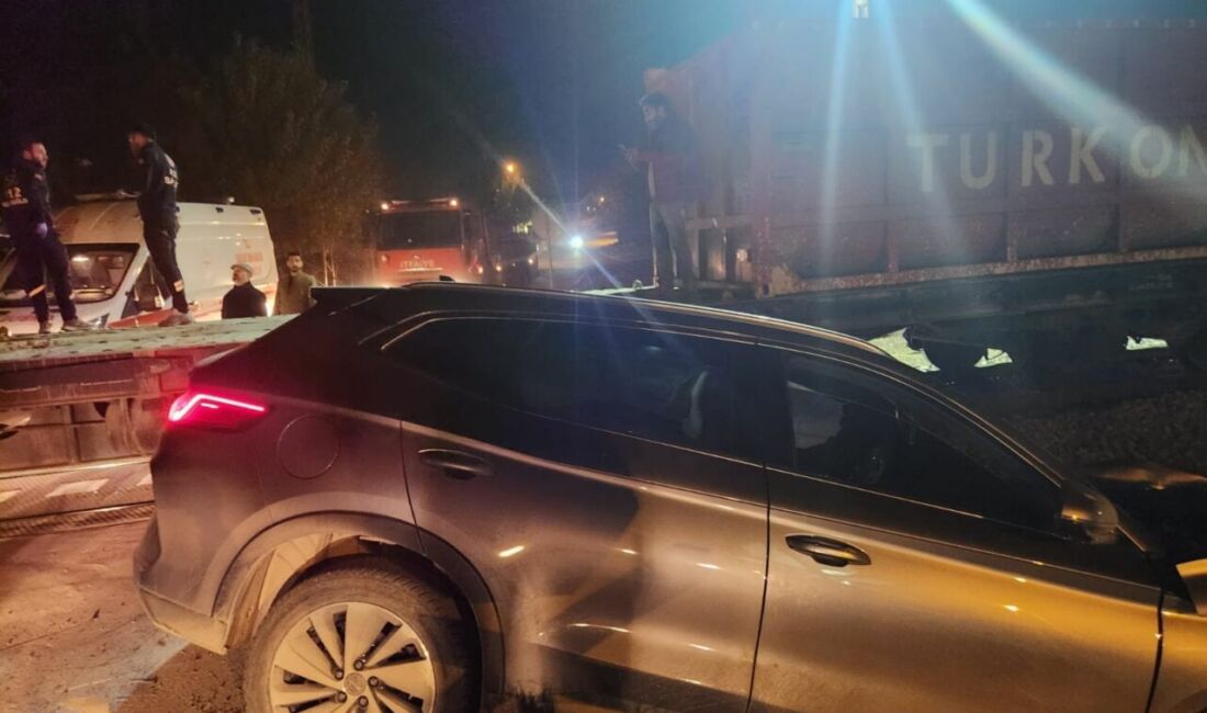 Tren Otomobile Çarptı, 5 Yaralı! Malatya'nın Battalgazi ilçesinde hemzemin geçitte meydana gelen kazada, tren ile