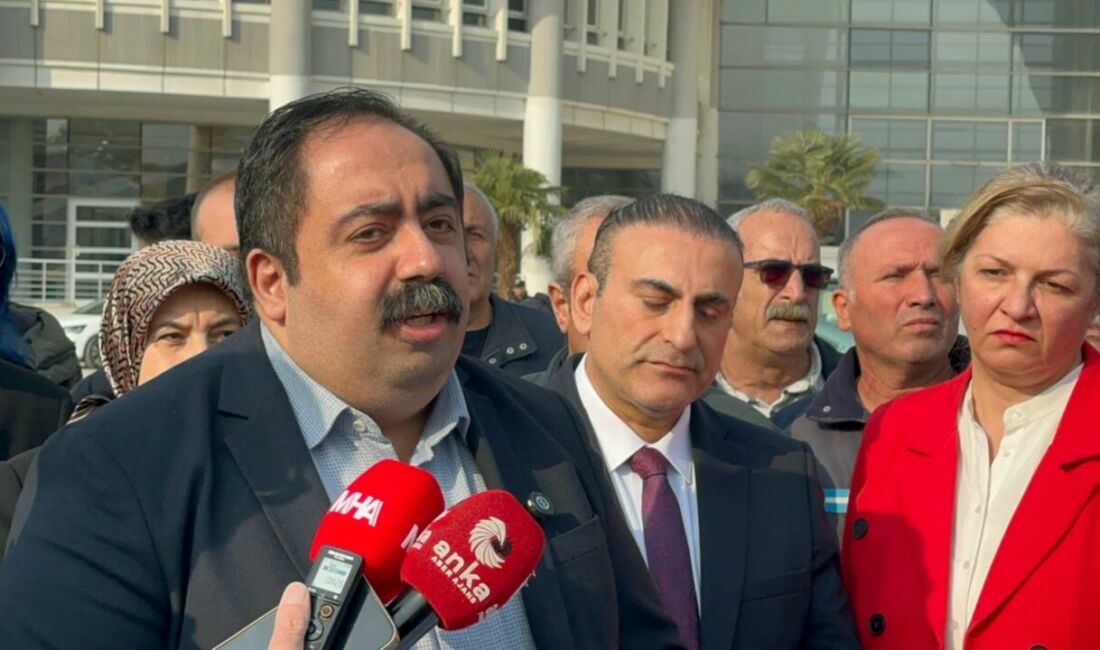 CHP Malatya İl Başkanı Barış Yıldız, Büyükşehir Belediyesi binasındaki kütüphane